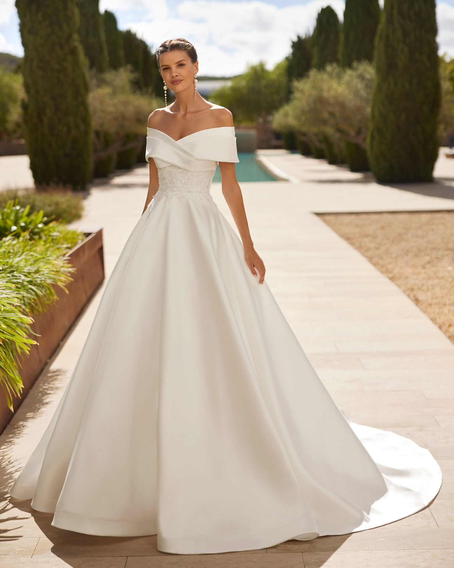 Rochie de mireasa cu decolteu off-shoulder