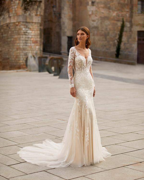 rochie de mireasa cu maneci lungi si trena