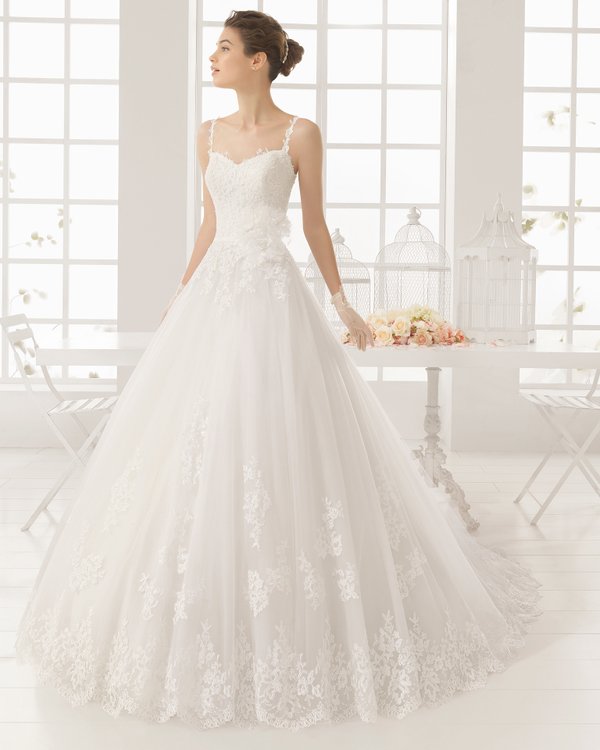 rochie de mireasa tip printesa cu broderie