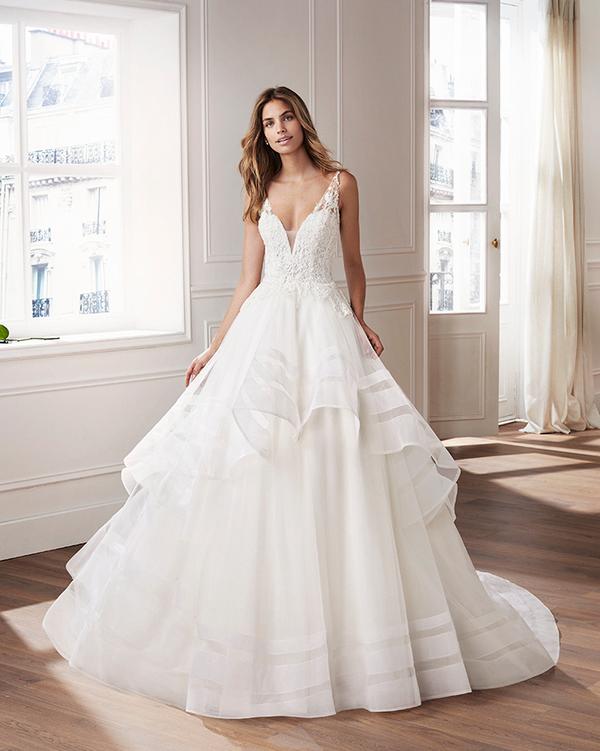 rochie de mireasa cu volane asimetrice