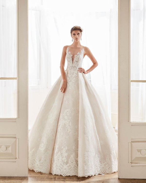 rochie de mireasa voluminoasa
