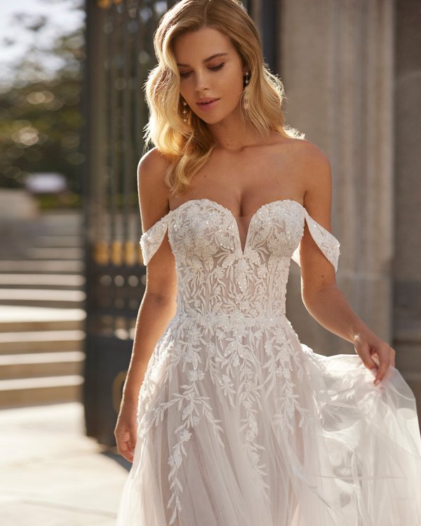 Rochie de mireasa din tuell cu corset brodat