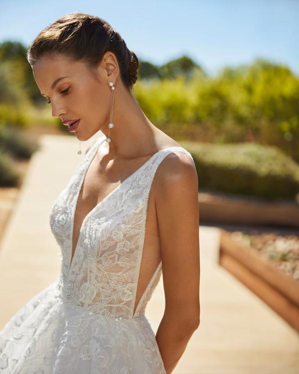 Rochie de mireasa din dantela cu flori