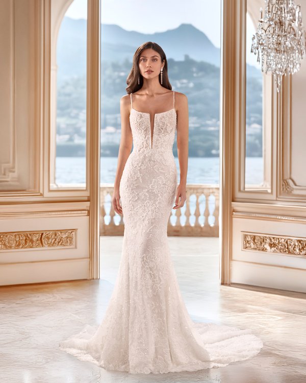Rochie de mireasa brodata integral